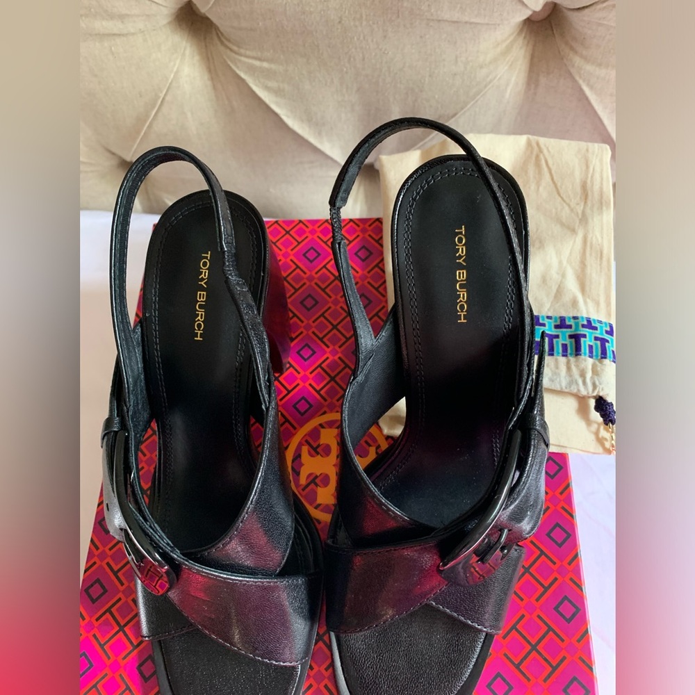 Tory Burch Banana Heel Crisscross sandal. - Picture 5 of 11